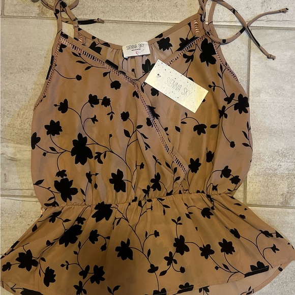 Sleeveless blouse with peplum waist. - Picture 2 of 3